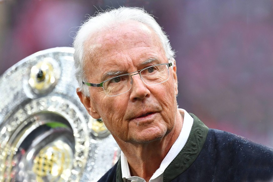 Franz BECKENBAUER nach Augeninfarkt auf dem rechten Auge fast blind. Archivfoto: Franz BECKENBAUER (Ehrenpraesident FC Bayern Muenchen) vor der Meisterschale, Einzelbild,angeschnittenes Einzelmotiv,Po ...