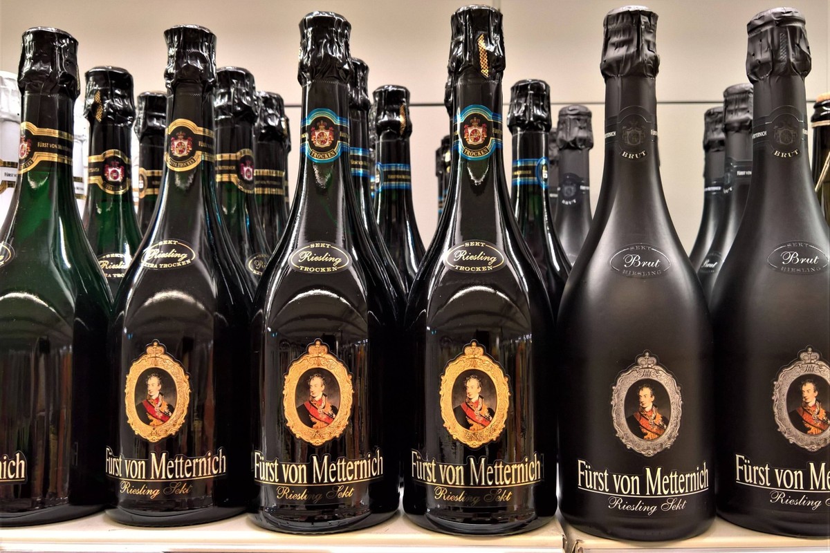 Fuerst von Metternich, Riesling Sekt. Die Henkell und Co Sektkellerei KG, heute Henkell Freixenet, ist ein deutsches Unternehmen fuer Sekt, Wein und Spirituosen mit Sitz in Wiesbaden. Sie ist in 30 St ...