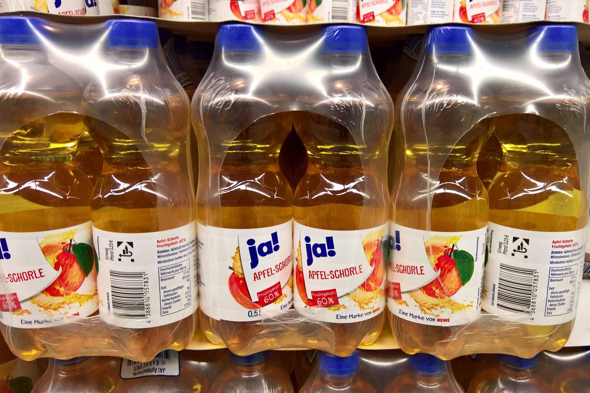 Rewe Markt, Lebensmittel Discounter Supermarkt. Eigenmarke ja, Apfelschorle bzw Apfel-Schorle *** Rewe market, food discounter supermarket own brand yes, apple spritzer or apple spritzer