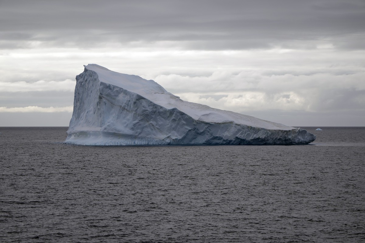 ARCHIV - 23.11.2023, Antarktis, Bransfield-Straße: Ein Eisberg schwimmt in der Bransfield-Straße in der Antarktis. In Dubai findet der #COP28 UN-Klimagipfel statt. Hauptthemen der UN-Klimakonferenz in ...