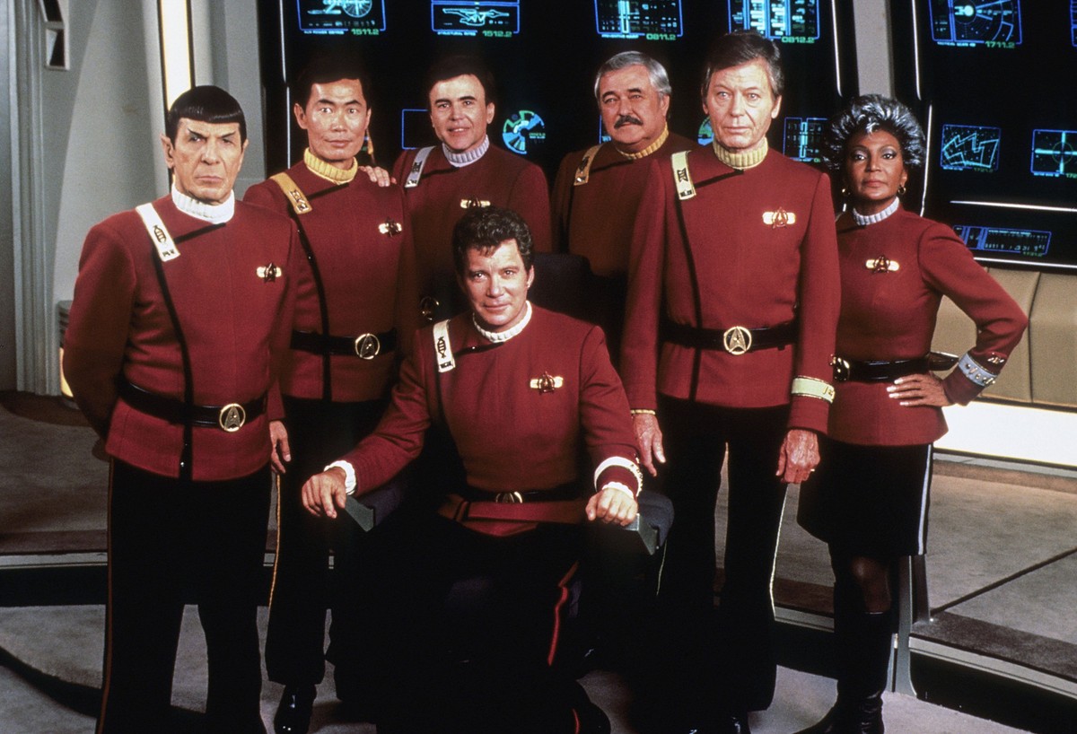 STAR TREK V: THE FINAL FRONTIER, l-r standing: Leonard Nimoy, George Takei, James Doohan, DeForest Kelley, Nichelle Nichols, seated front: William Shatner, 1989. ph: Bruce Birmelin / Paramount/courtes ...