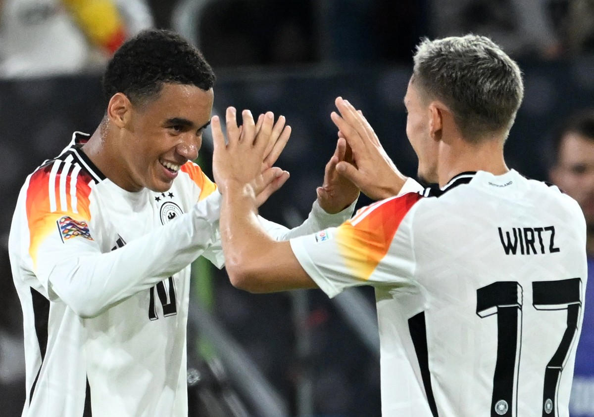 ARCHIV - 07.09.2024, Nordrhein-Westfalen, D�sseldorf: Fu�ball, Nations League A, Deutschland - Ungarn, Gruppenphase, Gruppe 3, Spieltag 1, Merkur Spiel-Arena, Deutschlands Jamal Musiala (l) jubelt mit ...