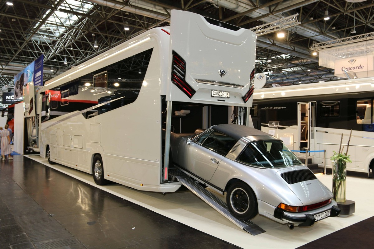 Luxuswohnmobil Concorde Liner 1090 Gio mit einem Porsche 911 S Targa Oldtimer in der Heckgarage, Caravan Salon D�sseldorf 27.08. - 04.09.2022, Fachbesuchertag 26.08.2022, Messe D�sseldorf, Weltleitmes ...
