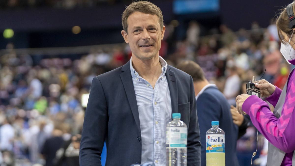 Alexander Bommes THW Kiel vs. SC Magdeburg, Handball, DHB Pokal, Finale, Saison 2021/2022, 24.04.2022 /Marcel von Fehrn THW Kiel vs. SC Magdeburg, Handball, DHB Pokal, Finale, Saison 2021/2022, 24.04. ...