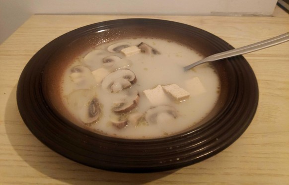 Schmeckt besser, als sie aussieht: Vegane Tom-Kha-Suppe.