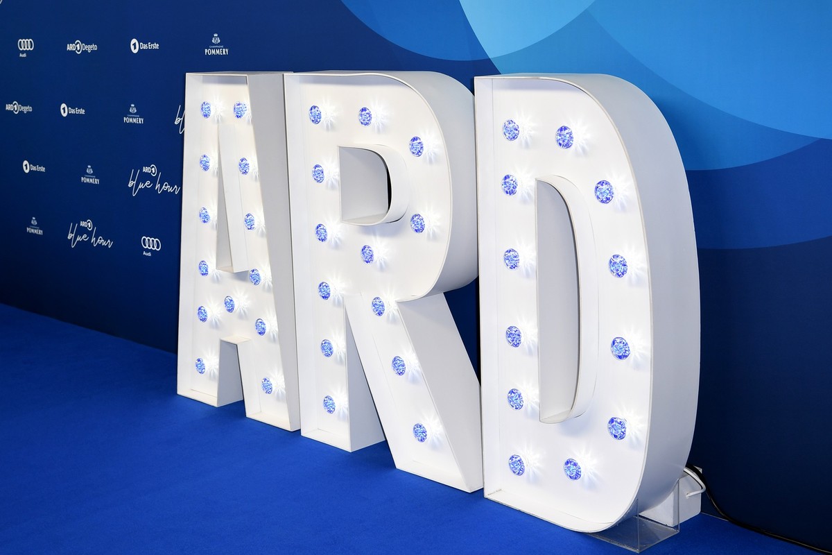 ARCHIV - 21.02.2020, Berlin: 70. Berlinale, Party Blue Hour: Ein übergroßes ARD Logo ist aufgestellt. Die ARD will viele hochkarätige Serien und Filme in Zukunft zuerst streamen und dann erst zu einer ...