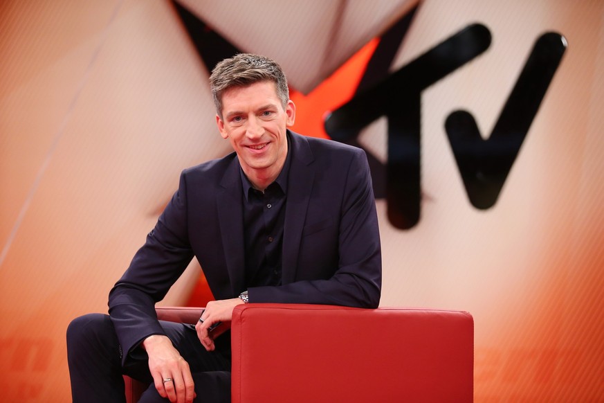 Steffen Hallaschka begrüßt bei "Stern TV" mehrere Gäste.