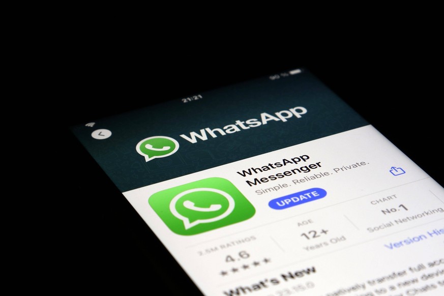 Detailansicht eines Smartphones mit Whatsapp App im iPhone App Store, Deutschland, Europa *** Detailed view one Smartphones with Whatsapp App at iPhone App Store, Germany, Europe Copyright: imageBROKE ...