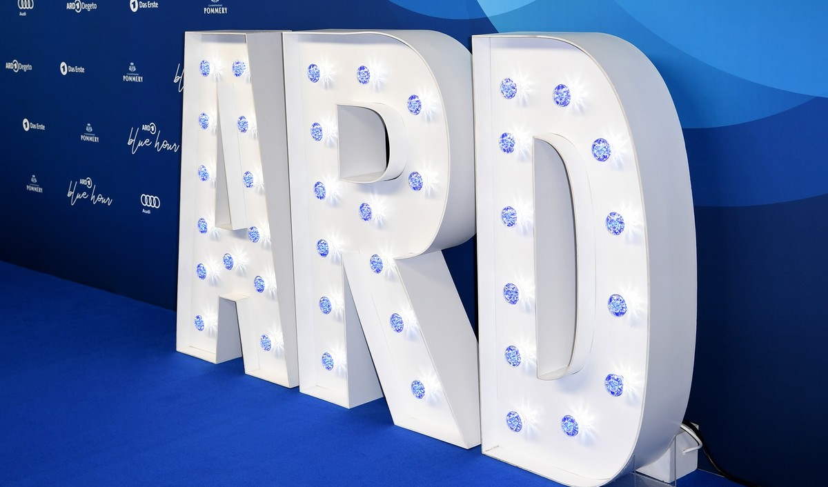 ARCHIV - 21.02.2020, Berlin: 70. Berlinale, Party Blue Hour: Ein übergroßes ARD Logo ist aufgestellt. Die ARD will viele hochkarätige Serien und Filme in Zukunft zuerst streamen und dann erst zu einer ...