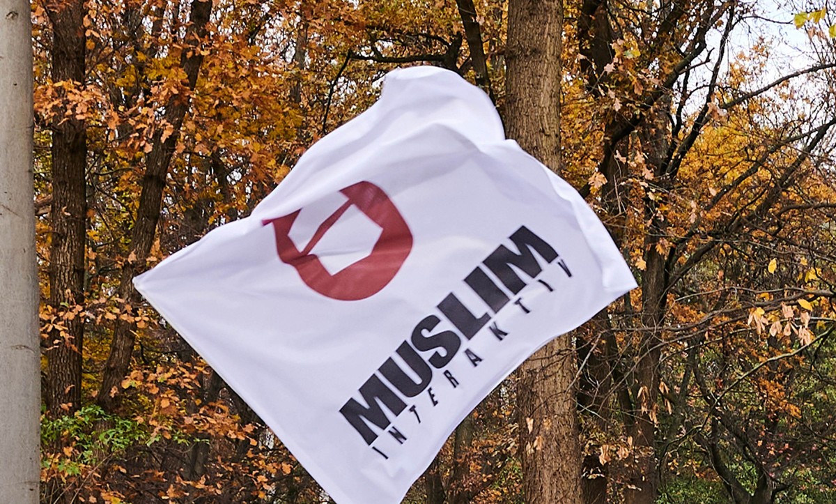 ARCHIV - 20.11.2020, Berlin: «Muslim Interaktiv» steht auf einer Fahne während eines Protests vor der österreichischen Botschaft. (zu dpa) Foto: Annette Riedl/dpa +++ dpa-Bildfunk +++
