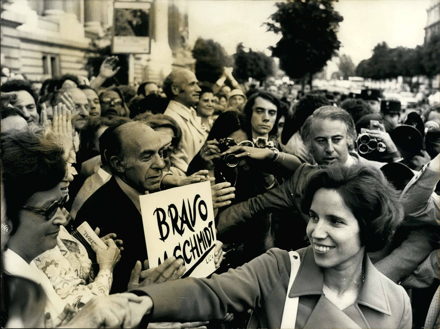 Beate Klarsfeld (unten rechts) 1974.