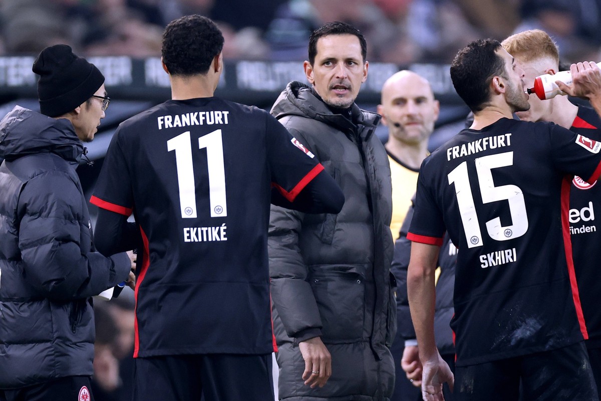 TOPPMORLLER Dino Team Eintracht Frankfurt mit EKITIKE Hugo und SKHIRI Ellyes DFL Bundesliga Saison 2024 - 2025 Spiel Borussia Moenchengladbach - BVB 1 : 1 am 08. 02. 2025 in Moenchengladbach DFL REGUL ...