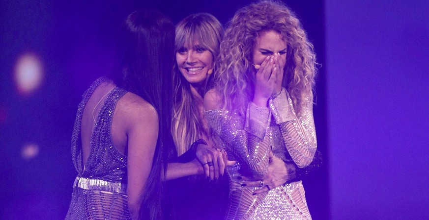 DUESSELDORF, GERMANY - MAY 23: Winner of Germany&#039;s Next Top Model Simone Kowalski, Heidi Klum and Sayana Ranjan at the &quot;Germany&#039;s Next Top Model&quot; finals at ISS Dome on May 23, 2019 ...