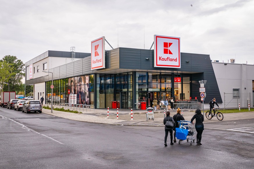 25.05.2020,Berlin,Deutschland,GER, die Stadt in Zeiten der Corona Pandemie. Eine Filiale von Kaufland, gesehen im Bezirk Spandau. *** 25 05 2020,Berlin,Germany,GER, the city in times of the corona pan ...