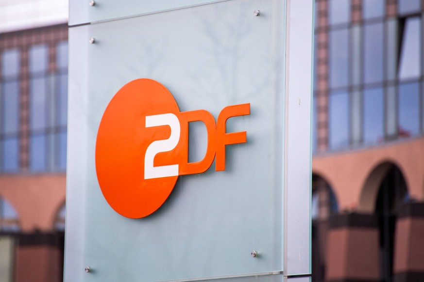 Nahaufnahme vom Logo des ZDF am Sendezentrum 2 in Mainz *** Close-up of the ZDF logo at the broadcasting center 2 in Mainz Copyright: xx