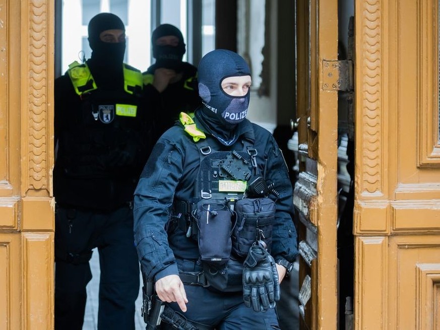 24.05.2023, Berlin: Polizisten kommen bei einer Hausdurchsuchung in Berlin-Kreuzberg aus einem Gebäude. Polizei und Staatsanwaltschaft haben im Zuge eines Ermittlungsverfahrens zu Mitgliedern der Letz ...