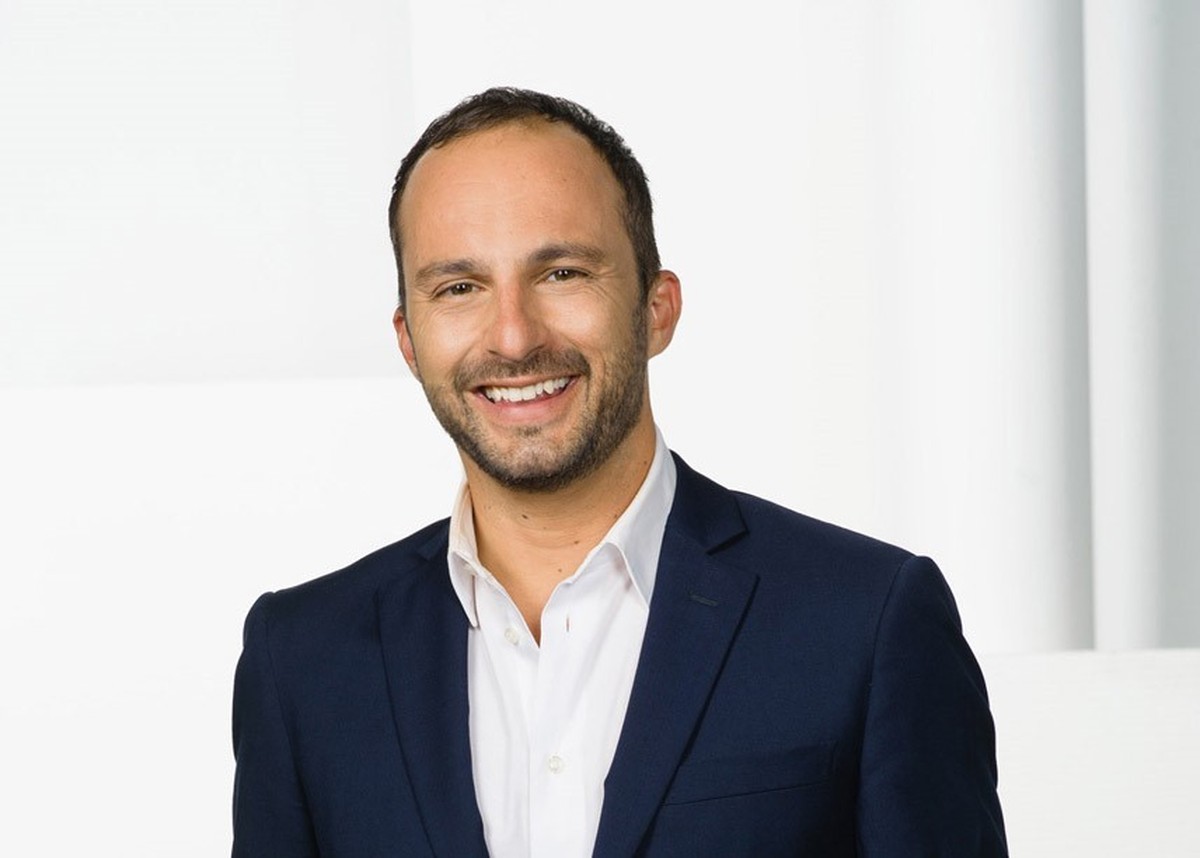 Dean Vuletic ist Historiker und hat sich einen Schwerpunkt auf den Eurovision Song Contest erarbeitet. Er doziert an mehreren Universitäten speziell zu diesem Thema und ist Autor u.a. seines Buches &q ...