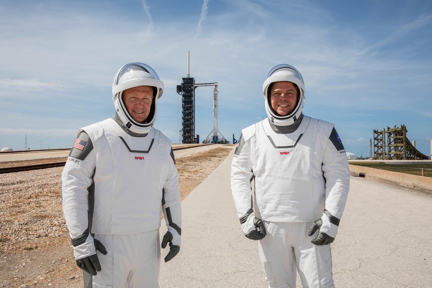 Die Nasa-Astronauten Douglas Hurley (l.) und Robert Behnken in SpaceX-Raumanzügen in Cape Canaveral im US-Bundesstaat Florida.