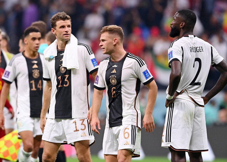 FUSSBALL WM 2022 VORRUNDE GRUPPE E Spanien - Deutschland 26.11.2022 Thomas Mueller, Joshua Kimmich und Antonio Ruediger v.li, Deutschland nach dem Spiel *** FOOTBALL World Cup 2022 PRE-ROUND GROUP E S ...