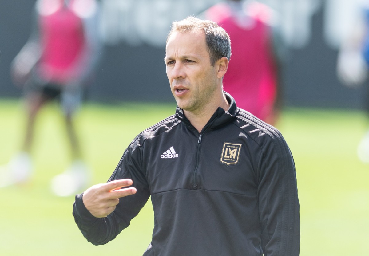 ARCHIV - 23.02.2022, USA, Los Angeles: Steven Cherundolo steht auf dem Trainingsplatz des Los Angeles Football Club und gestikuliert. Der ehemalige Bundesliga-Profi von Hannover 96 hat in seiner erste ...