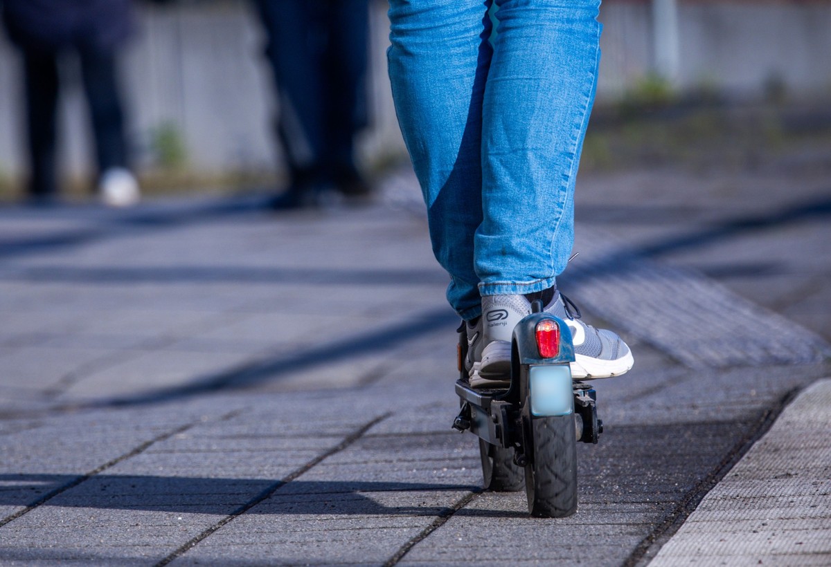 17.04.2024, Mecklenburg-Vorpommern, Wismar: Ein Reisender fährt mit seinem E-Scooter über den Bahnsteig. Die Verkehrsminister der Länder beraten in Münster über die Zukunft des Deutschland-Tickets. Fo ...
