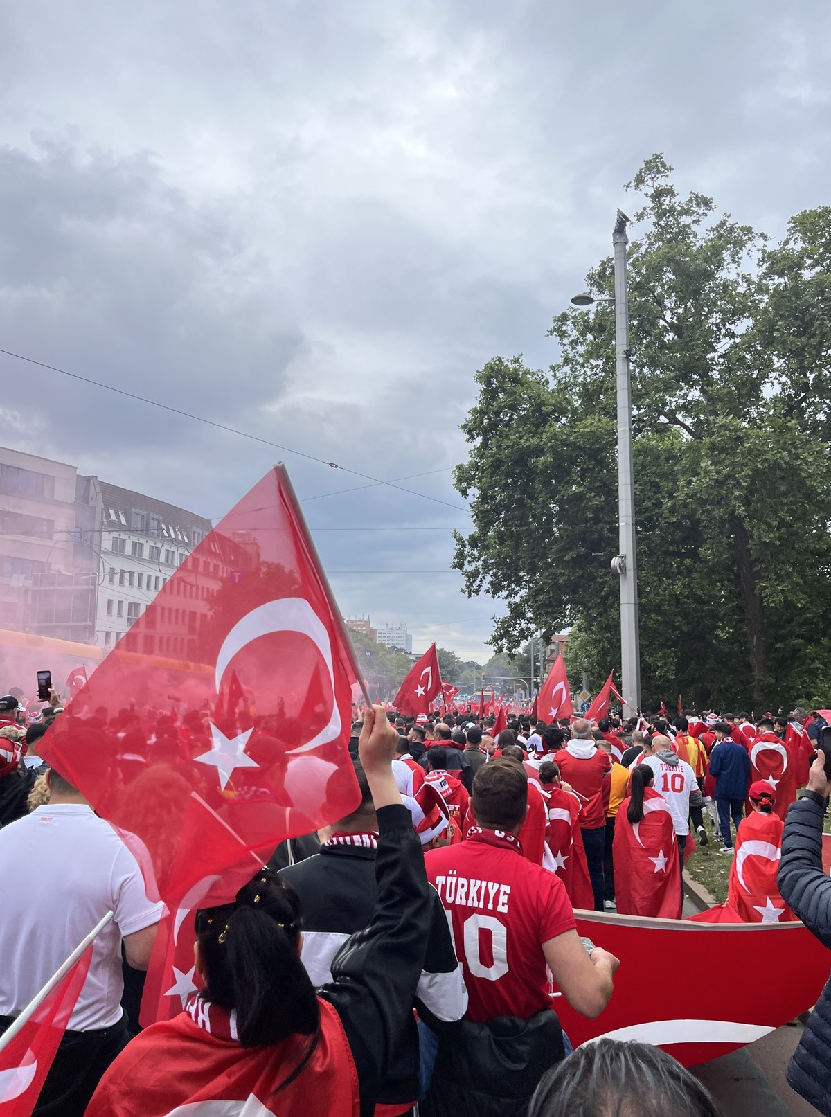 Die türkischen Fans marschieren zum Stadion.