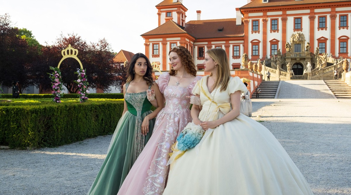 HANDOUT - 12.12.2023, ---: Prinzessin Amalia (Maria Ehrich, M) findet Zeynep (Gizem Emre, l) und Chantal (Jella Haase, r) außerordentlich entzückend - eine Szene des Films «Chantal im Märchenland» (un ...