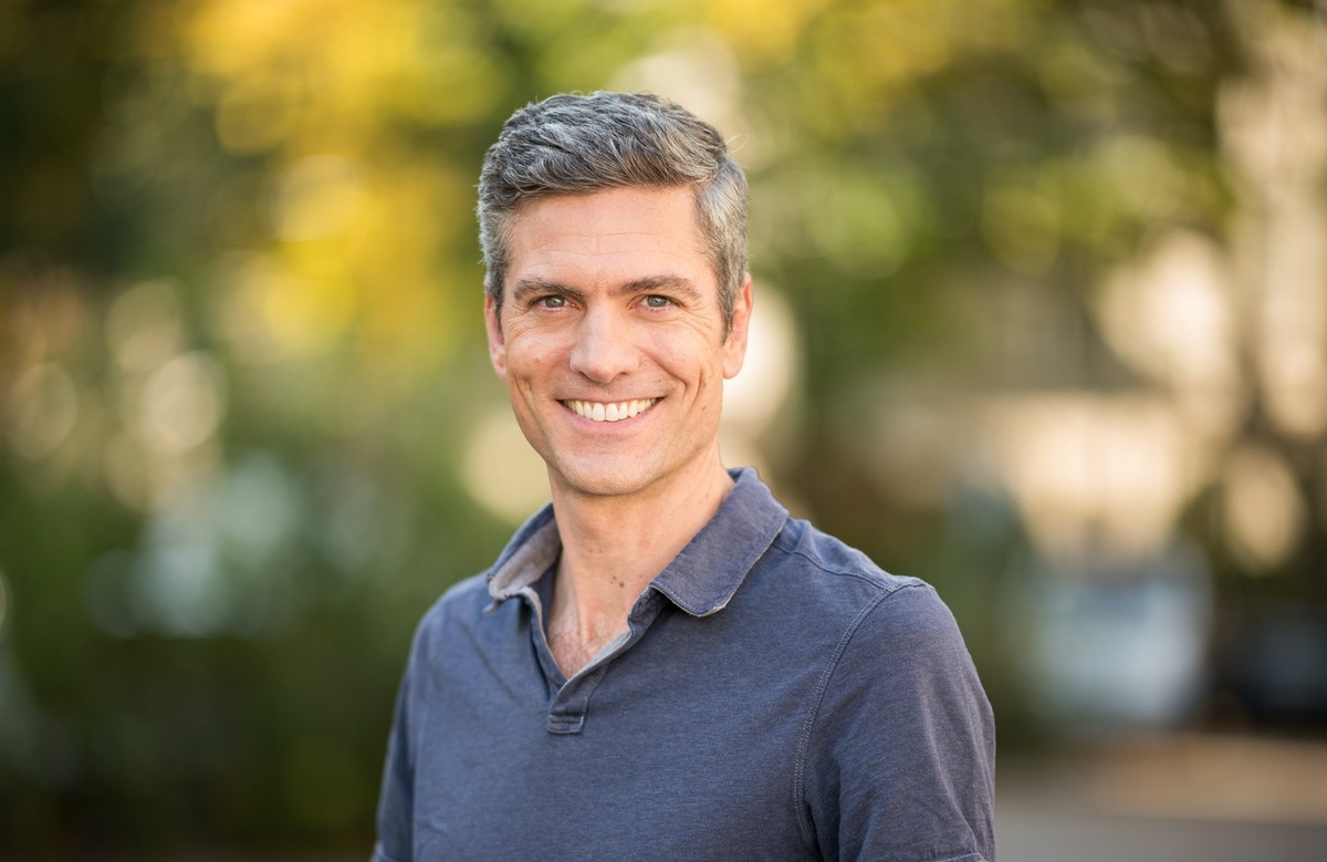 ARCHIV - 10.10.2022, Hamburg: Ingo Zamperoni, Fernsehmoderator und Journalist, aufgenommen am Rande eines TV-Sets. (zu dpa: &quot;Zum Atomausstieg: Ingo Zamperoni moderiert �Tagesthemen� aus AKW&quot; ...