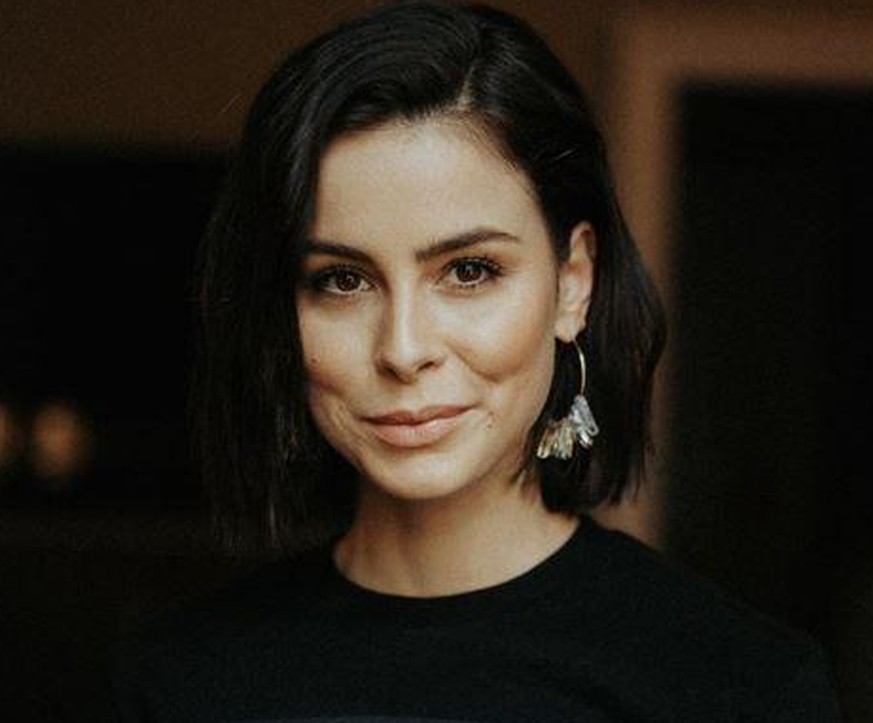 Lena Meyer-Landrut: Die Sängerin hat nun alte Fotos von sich gepostet und zeigt sich über die Aufnahmen alles andere als begeistert.