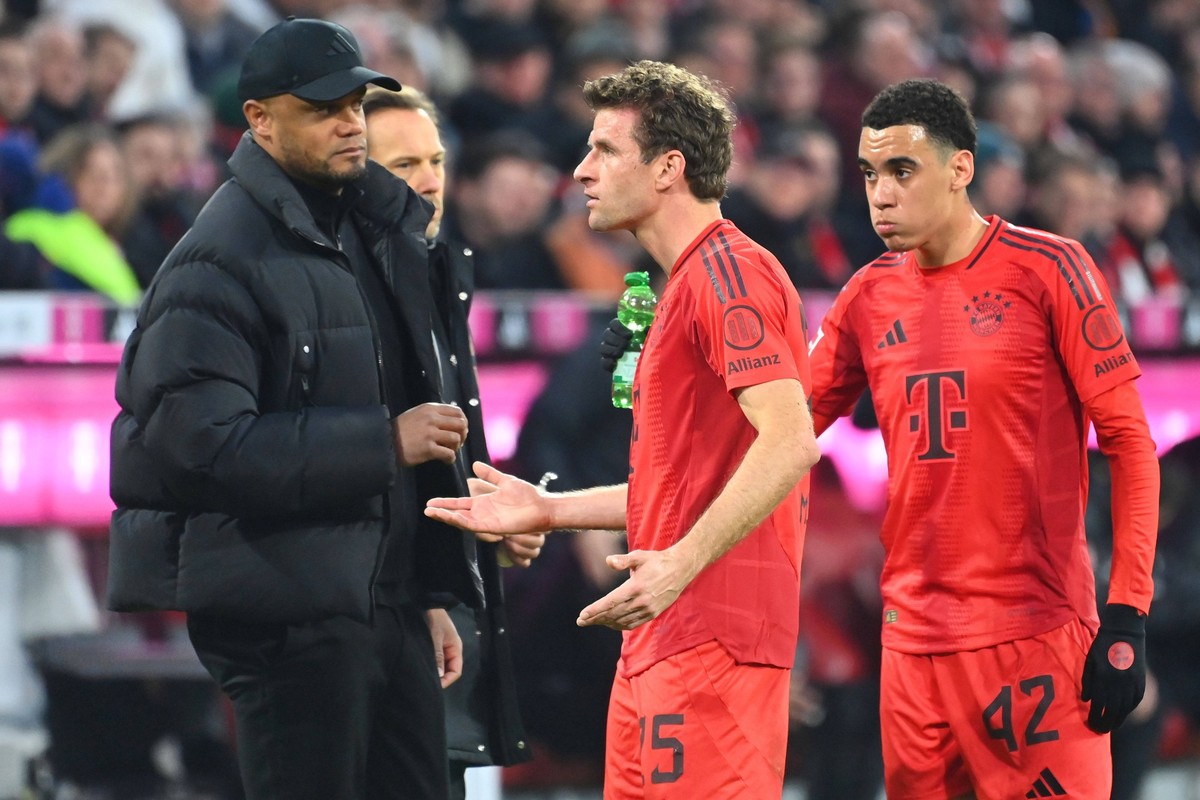 Trainer Vincent KOMPANY Bayern Muenchen mit Thomas MUELLER M