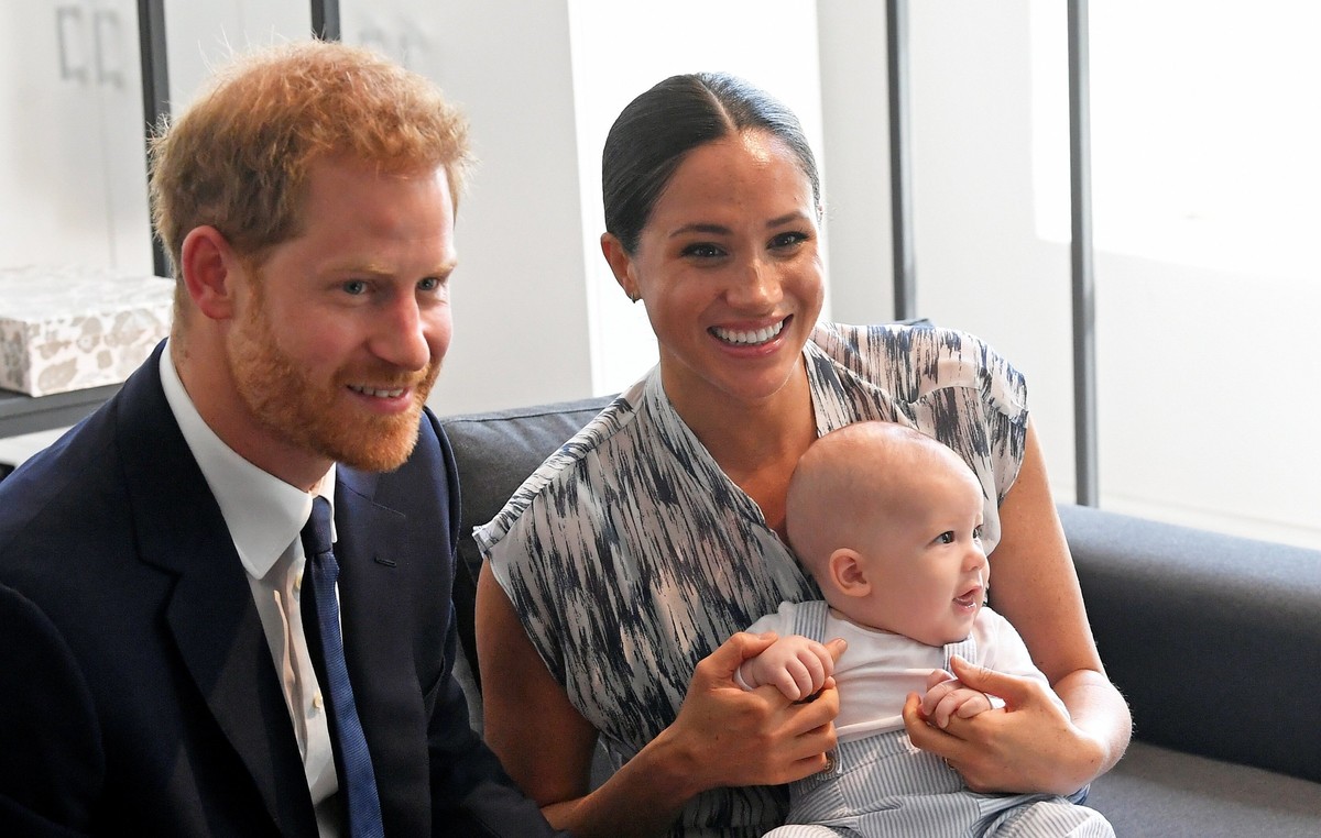 ARCHIV - 25.09.2019, S�dafrika, Kapstadt: Der britische Prinz Harry (l), Herzog von Sussex, und seine Frau Meghan, Herzogin von Sussex, besuchen mit Sohn Archie die Desmond &amp; Leah Tutu Legacy Foun ...