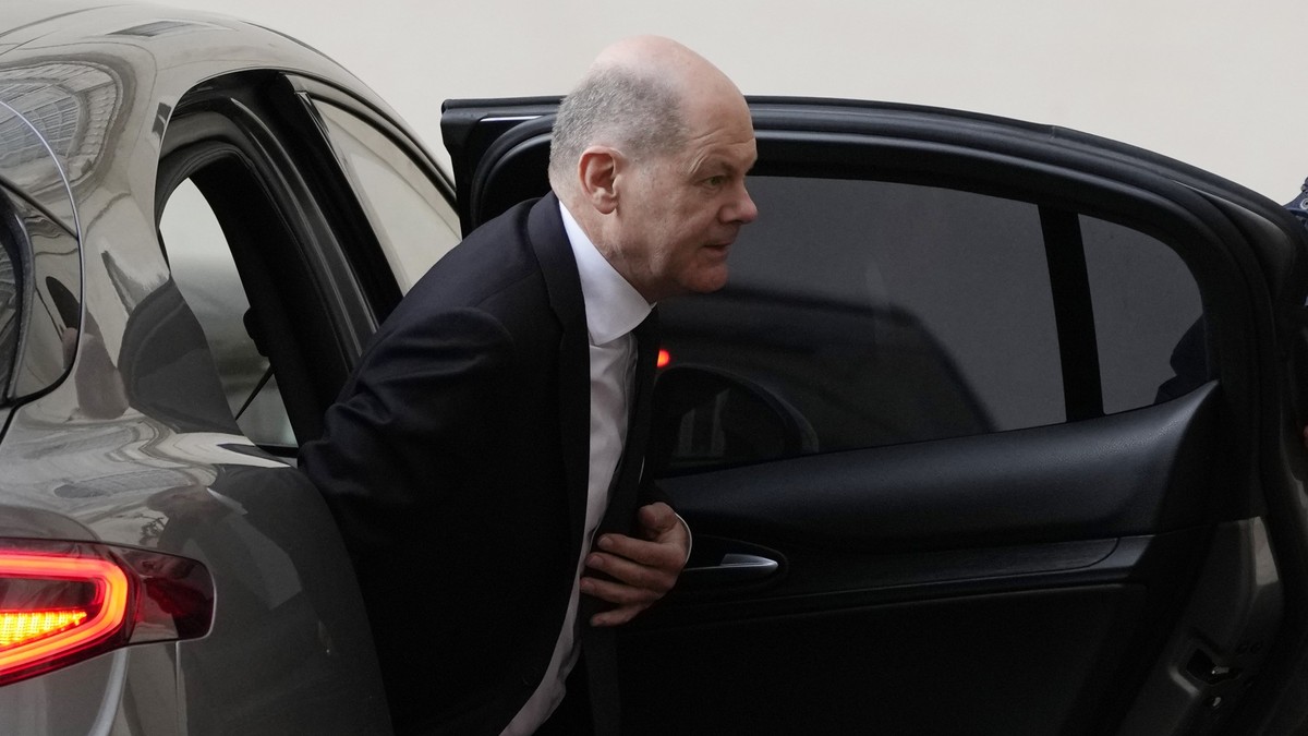 02.03.2024, Vatikan, Vatikanstadt: Olaf Scholz, Bundeskanzler von Deutschland, kommt zu seiner Privataudienz bei Papst Franziskus im Innenhof von St. Damaso an. Foto: Alessandra Tarantino/AP/dpa +++ d ...
