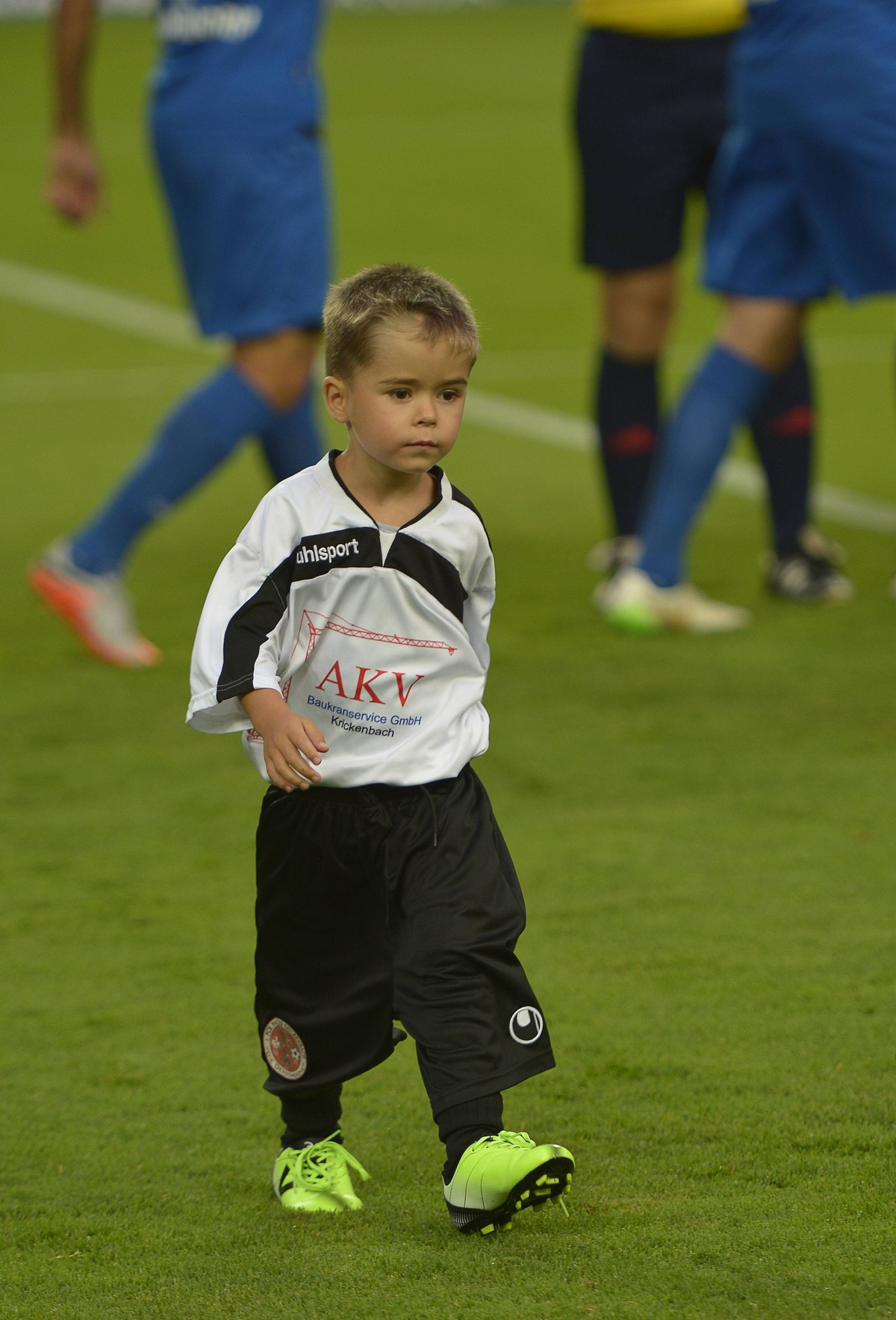 Deutschland - - Fussball - 2. Bundesliga Saison 2015/16 - 24.8.2015 1. FC Kaiserslautern (FCK) - SC Paderborn (PB) 1:0 Einlaufkind beim FCK, Hose und Trikot sind etwas zu gross 1. FC Kaiserslautern

G ...