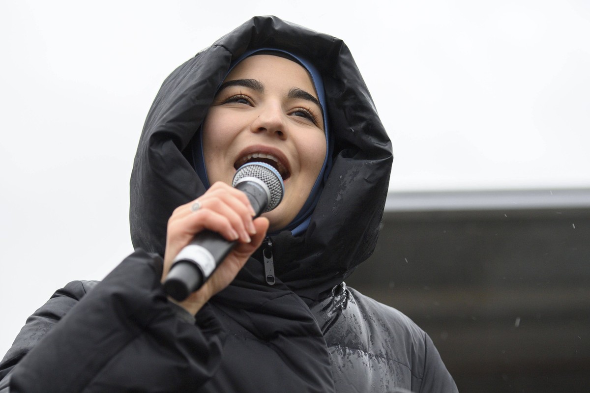 Elisa Bas ist eine der Sprecherinnen von Fridays for Future. Hier hält sie eine Rede gegen den Braunkohletagebau bei Lützerath.