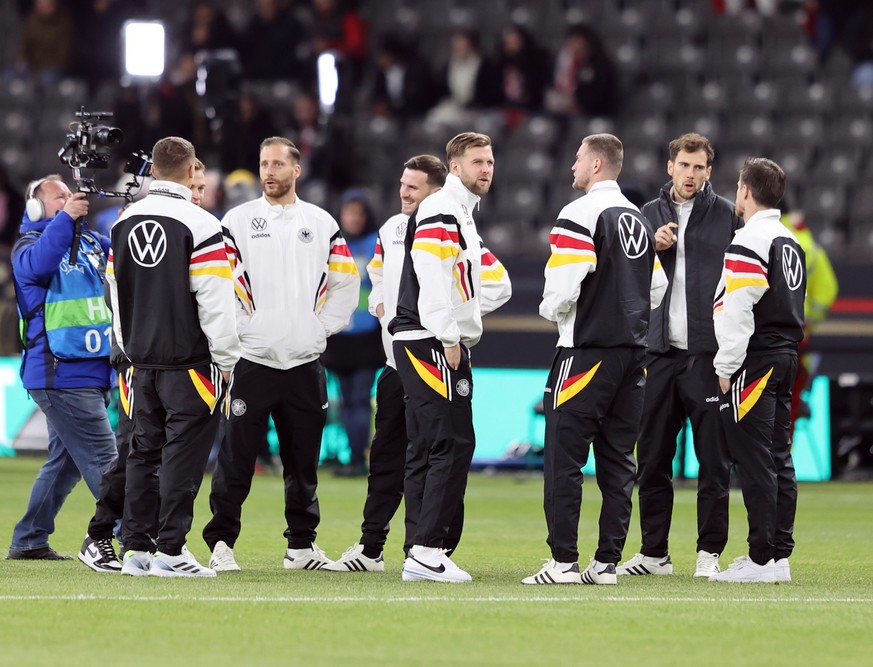 18.11.2023, Berlin: Fußball: Länderspiele, Deutschland - Türkei, Olympiastadion, die Spieler der deutschen Fussball-Nationalmannschaft unterhalten sich vor dem Spiel und werden von einem Kameramann ge ...