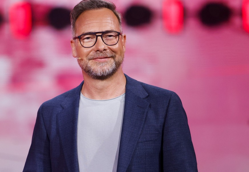 ARCHIV - 06.04.2024, Nordrhein-Westfalen, Köln: Moderator Matthias Opdenhövel steht in der ProSieben-Show &quot;The Masked Singer&quot; auf der Bühne. (zu dpa: ««Schlag den Star»: Matthias Opdenhövel  ...