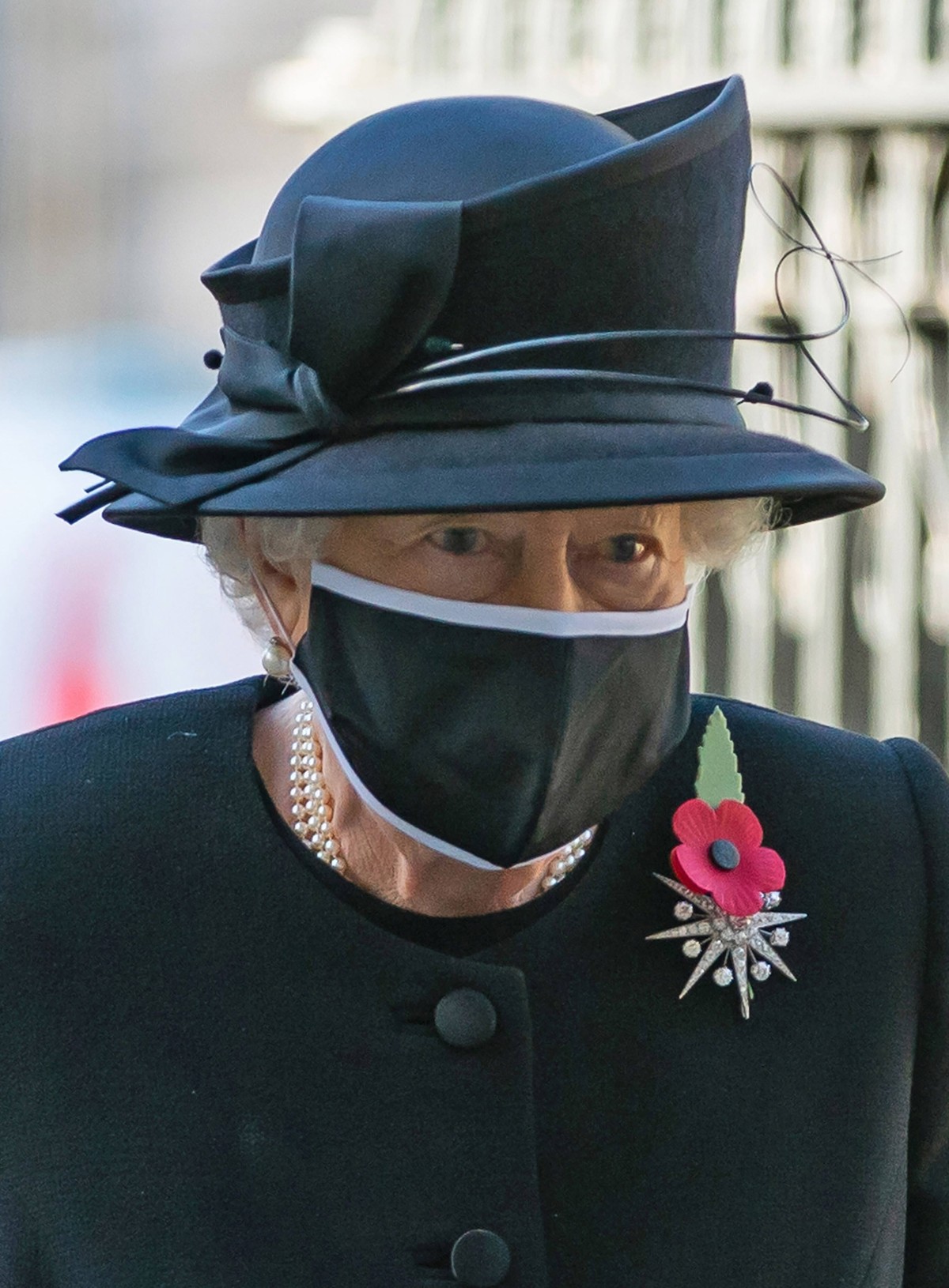 . 07/11/2020. London, United Kingdom. Queen Elizabeth II wears a face mask as she arrives at a ceremony to mark the centenary of the burial of the Unknown Warrior at Westminster Abbey in London. PUBLI ...