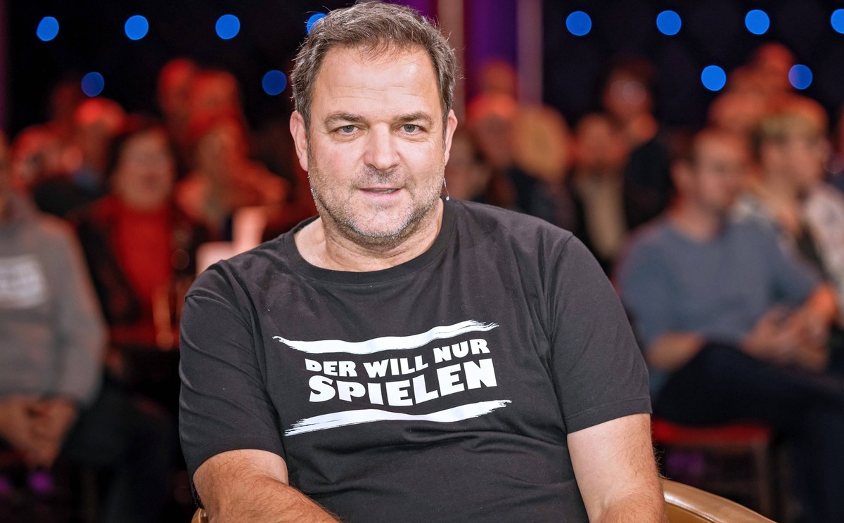 MDR - Riverboat. Hundetrainer Martin Rütter anläßlich der Aufzeichnung der MDR - Talkshow Riverboat am 17.11.2023 in der Mediacity Leipzig. 20231117SFL0011 *** MDR Riverboat dog trainer Martin Rütter  ...