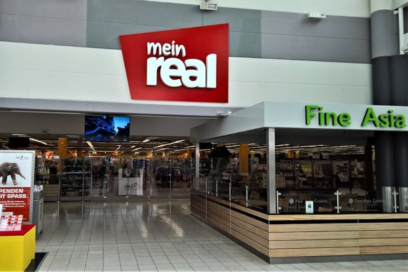 Mein Real - Supermarkt bzw Warenhaus im Halle Center, Sachsen-Anhalt *** My Real supermarket or department store in Halle Center, Saxony-Anhalt