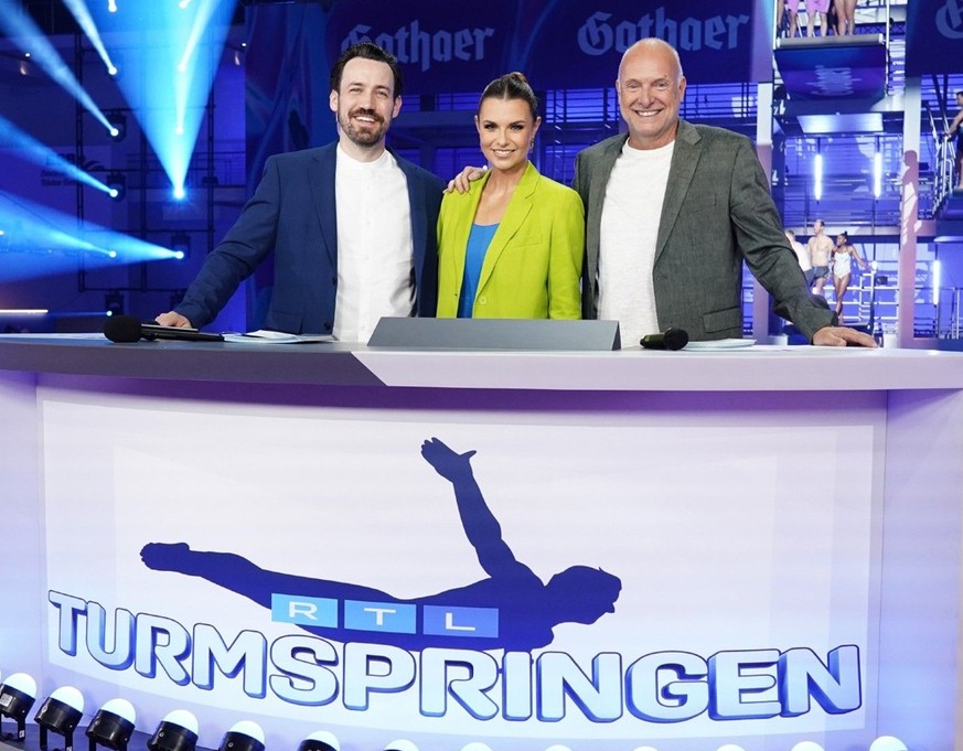 Jan Köppen, Laura Wontorra und Frank Buschmann (v.li.) moderieren das heutige Sportereignis. (Archivfoto, 2022)

Die Verwendung des sendungsbezogenen Materials ist nur mit dem Hinweis und Verlinkung a ...