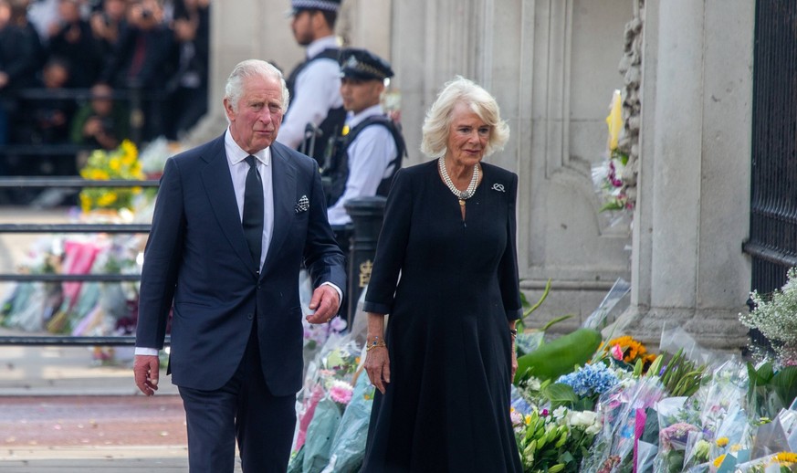 September 9, 2022, London, England, United Kingdom: King CHARLES III and Queen Consort CAMILLA arrive at Bucking Palace. London United Kingdom - ZUMAs262 20220909_zip_s262_140 Copyright: xTayfunxSalci ...