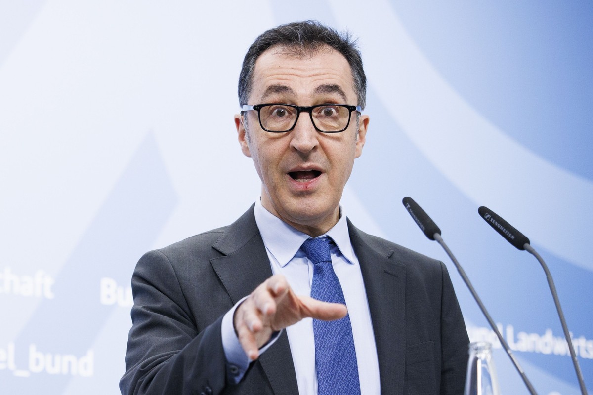 17.01.2024, Berlin: Cem Özdemir (Bündnis 90/Die Grünen), Bundesminister für Ernährung und Landwirtschaft, spricht bei einer Pressekonferenz zur Ernährungsstrategie der Bundesregierung im Bundeslandwir ...