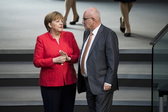 Bundeskanzlerin Angela Merkel (L) spricht mit Volker Kauder vor einer Abstimmung waehrend der 45. Plenarsitzung des Bundestages in Berlin am 4. Juli 2018. 45. Plenarsitzung des Bundestages *** Chancel ...