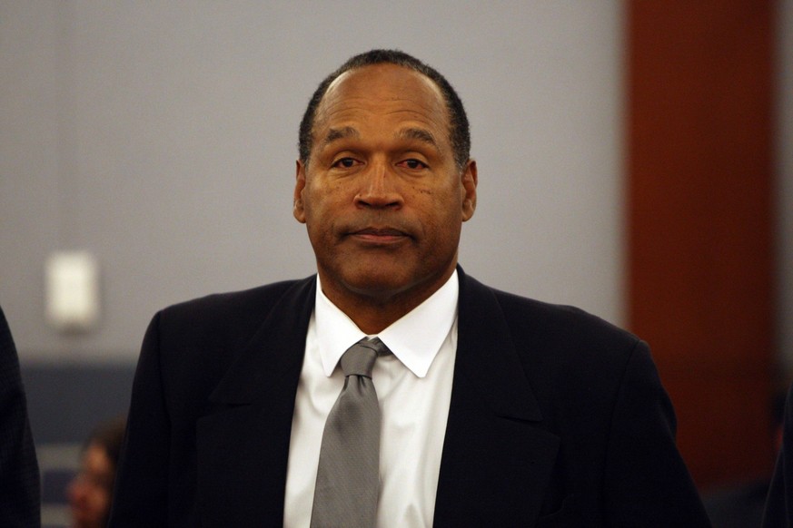 O.J. Simpson (USA) verfolgt sichtlich mitgenommen die Urteilsverk