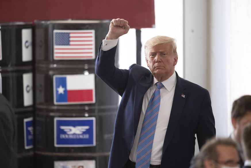 July 29, 2020, Midland, Texas, USA: U.S. President DONALD TRUMP talks with invited guests after visitiong Latshaw 9 drilling rig on the Double Eagle well site southeast of Midland as he attends a pair ...