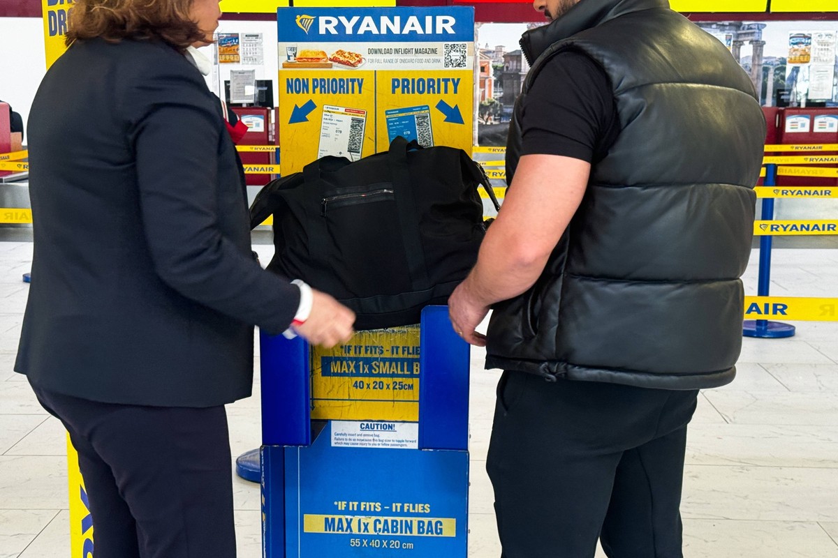 Rome And Vatican Daily Life And Economy Ryanair bag sizer is seen at Rome Ciampino Airport in Ciampino, Italy on April 27, 2025. Rome Italy PUBLICATIONxNOTxINxFRA Copyright: xJakubxPorzyckix originalF ...