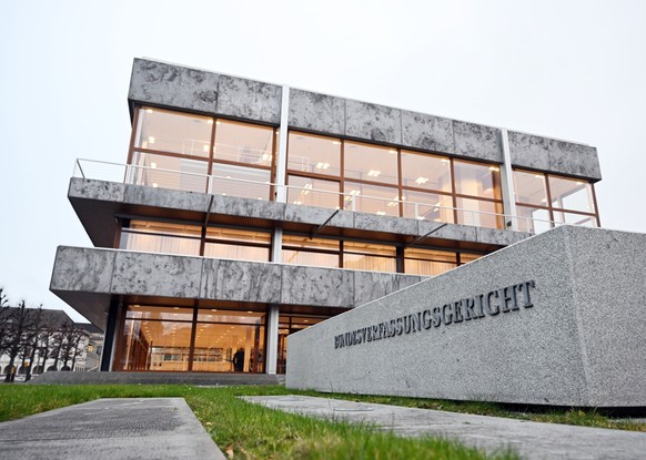 ARCHIV - 17.12.2024, Baden-Württemberg, Karlsruhe: Ein Schriftzug «Bundesverfassungsgericht» steht vor dem Gebäude des Gerichts. (zu dpa: «Eilanträge gegen Sondersitzungen scheitern in Karlsruhe») Fot ...
