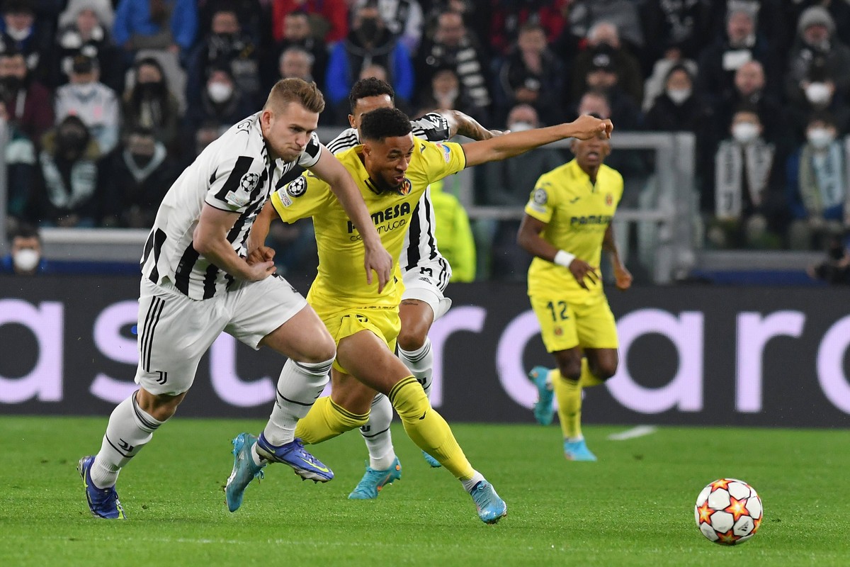 Mandatory Credit: Photo by Reporter Torino/LiveMedia/Shutterstock 12852706m Matthijs de Ligt of Juventus FC fights for the ball against Armaut Danjuma of Villareal CF UEFA Champions League football ma ...