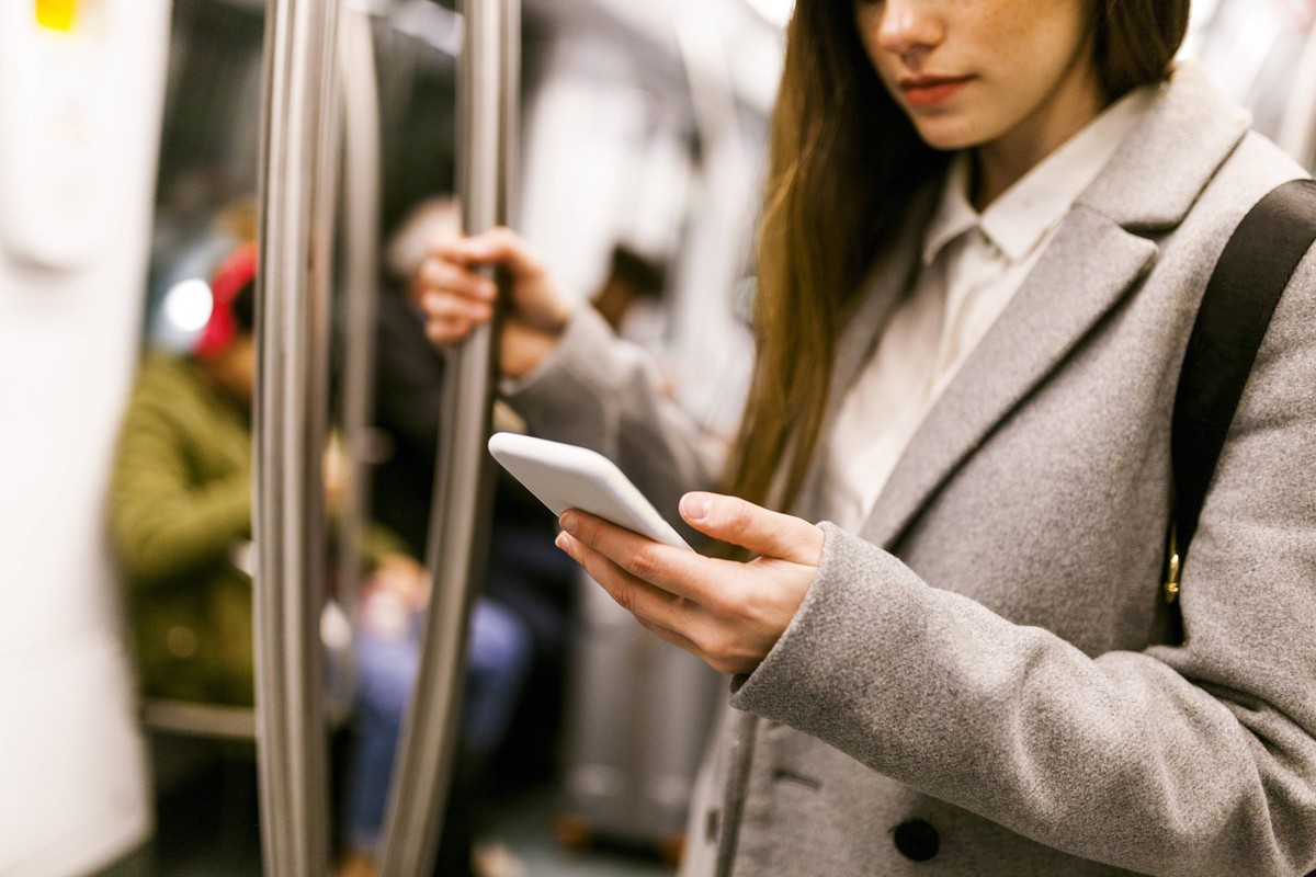 Businesswoman using cell phone in underground train, partial view model released Symbolfoto PUBLICATIONxINxGERxSUIxAUTxHUNxONLY VABF01603