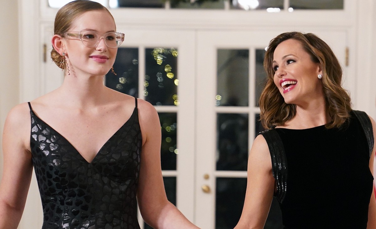 WASHINGTON, DC - DECEMBER 01: Actress Jennifer Garner and her daughter Violet arrive for the White House state dinner for French President Emmanuel Macron at the White House on December 1, 2022 in Was ...